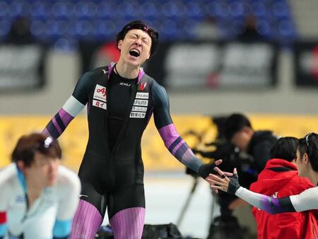 　レースを終え雄叫びを上げる新濱立也
