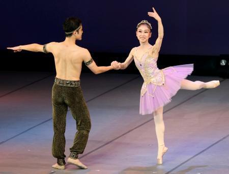 　能登半島地震チャリティーイベントでバレエを披露する内村周子さん＝８日、川崎市