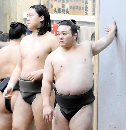 　壁を使って手首のストレッチを行う炎鵬