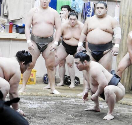 　幕下との申し合いに臨む炎鵬