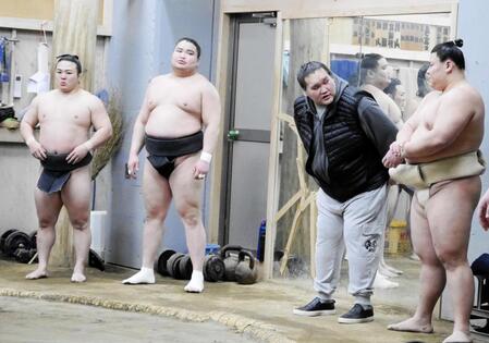 　炎鵬（左端）、旭富士（左から２人目）の隣で、義ノ富士に声をかける伊勢ケ浜親方（同３人目）