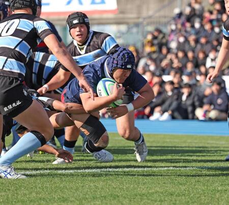 　前半、トライを決める常翔学園・岡本慶次（中央）＝撮影・中田匡峻
