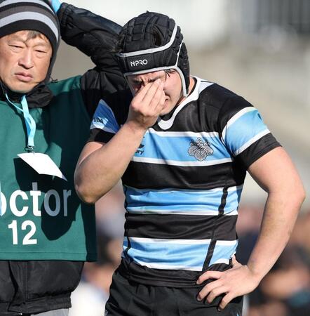 　後半、負傷交代となり目頭を押さえる茗渓学園・笠井宥志（撮影・中田匡峻）