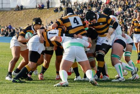 　青森山田-慶応志木　後半、モールで押し込む慶応志木の選手＝花園