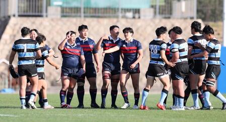 　試合を終え、茗渓学園（青）と健闘をたたえ合う常翔学園（撮影・中田匡峻）