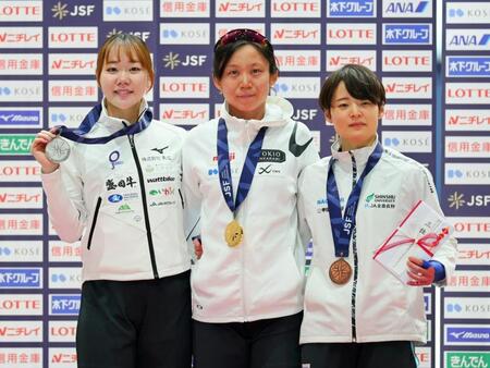　女子１０００メートルで記念写真に納まる優勝した高木美帆（中）、２位の吉田雪乃（左）、３位の山田梨央