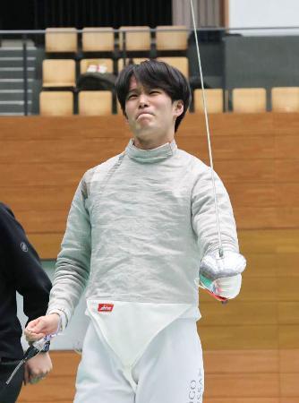 　男子サーブルで優勝し、喜ぶ谷下尚弥＝東京都港区ＳＣ