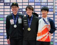 　男子５００メートルで優勝し笑顔の森重航（中央）、２位の新濱立也（左）、３位の倉坪克拓
