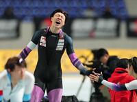 　レースを終え雄叫びを上げる新濱立也