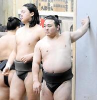 　壁を使って手首のストレッチを行う炎鵬