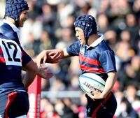 　前半、先制トライを決め喜ぶ常翔学園・伊勢亀大悟（右）＝撮影・中田匡峻