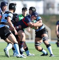 　後半、茗渓学園の選手と激しくぶつかり合う常翔学園・三田村孔喜（中央）＝撮影・中田匡峻