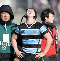 　後半、負傷交代となり悔しさを出す茗渓学園・笠井宥志（撮影・中田匡峻）