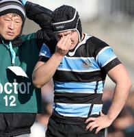 　後半、負傷交代となり目頭を押さえる茗渓学園・笠井宥志（撮影・中田匡峻）