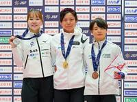 　女子１０００メートルで記念写真に納まる優勝した高木美帆（中）、２位の吉田雪乃（左）、３位の山田梨央