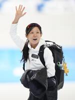 　女子１０００メートルで優勝し、表彰式後に歓声に応える高木美帆