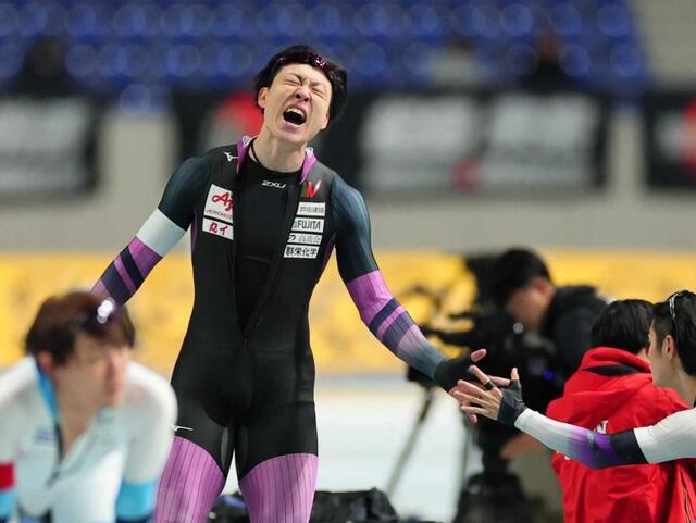 　レースを終え雄叫びを上げる新濱立也