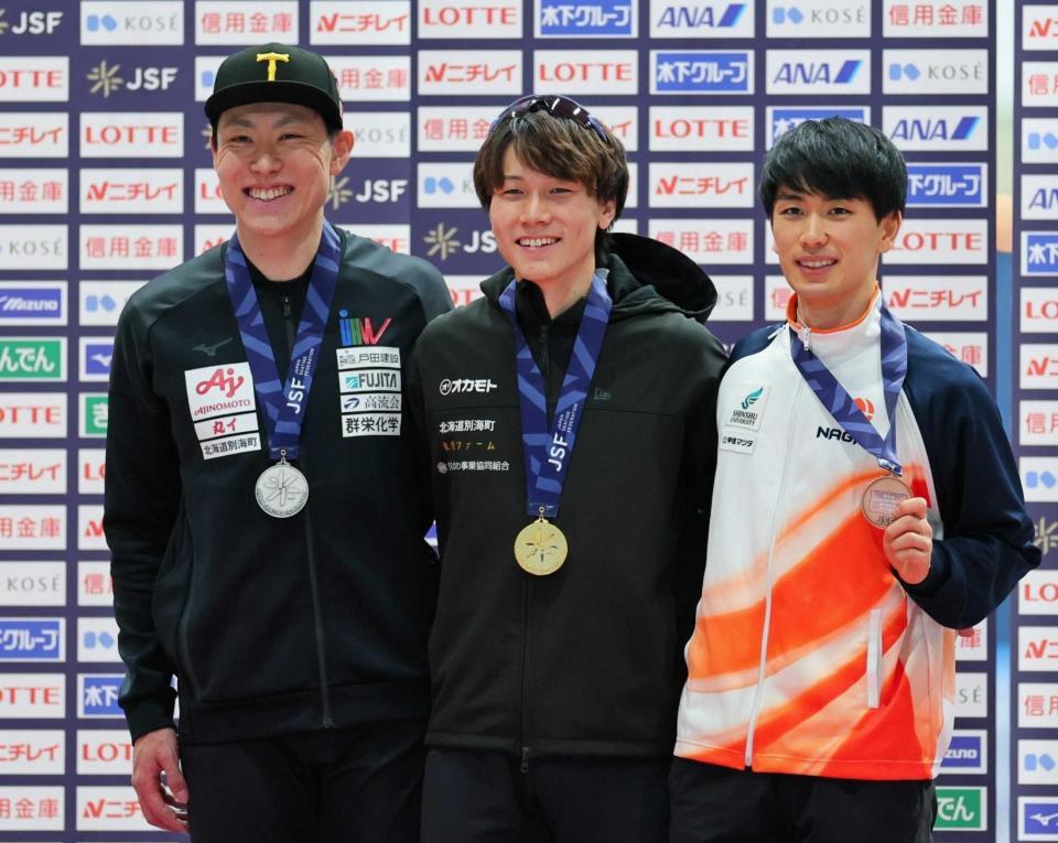 　男子５００メートルで優勝し笑顔の森重航（中央）、２位の新濱立也（左）、３位の倉坪克拓