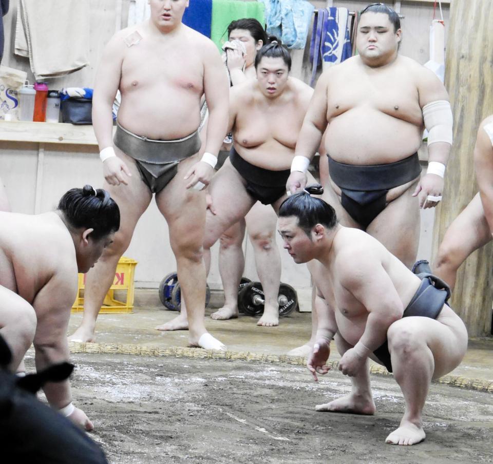 　幕下との申し合いに臨む炎鵬