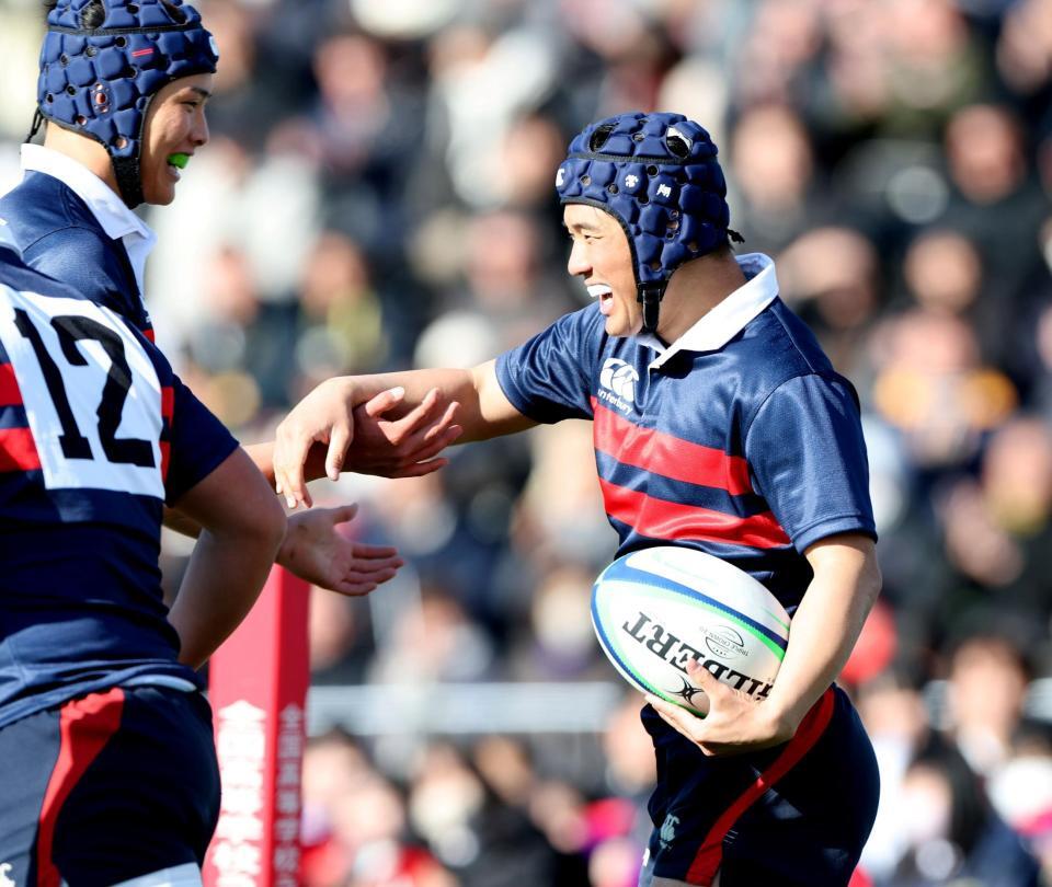 　前半、先制トライを決め喜ぶ常翔学園・伊勢亀大悟（右）＝撮影・中田匡峻