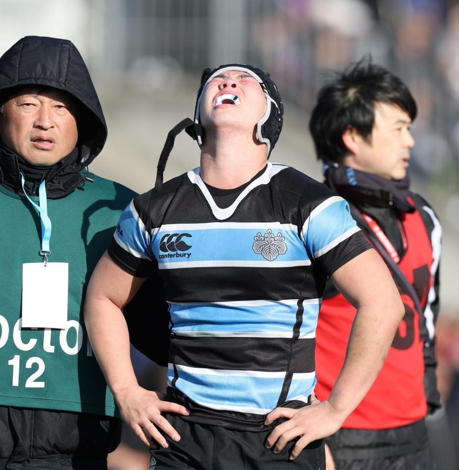 　後半、負傷交代となり悔しさを出す茗渓学園・笠井宥志（撮影・中田匡峻）