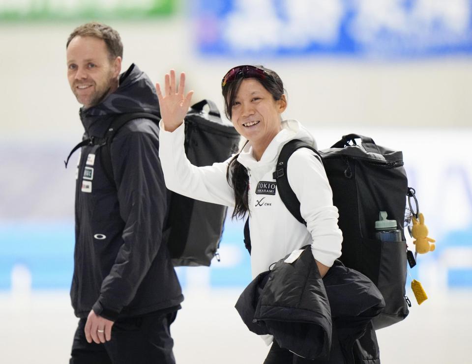 　女子１０００メートルで優勝し、表彰式後に歓声に応える高木美帆（右）