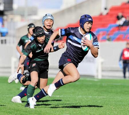 　前半、東海大大阪仰星・小池（右）がディフェンスを振り切りトライを決める（撮影・山口登）