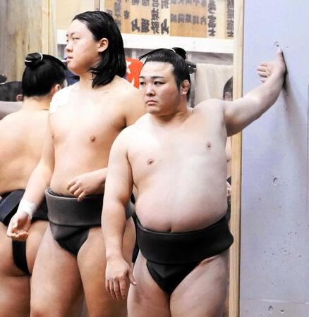 　壁を使ってストレッチを行う炎鵬