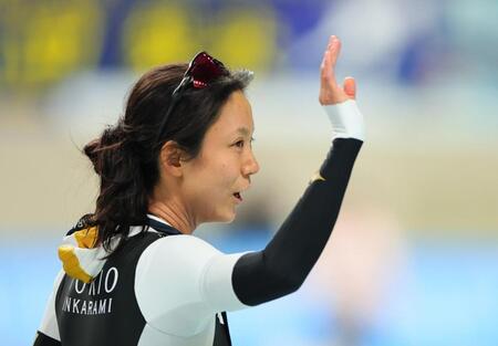 　女子１５００メートルで優勝し手を振る高木美帆