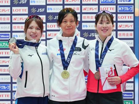　女子１５００メートルで優勝し笑顔の高木美帆（中）、２位の佐藤綾乃（左）、３位の堀川桃香