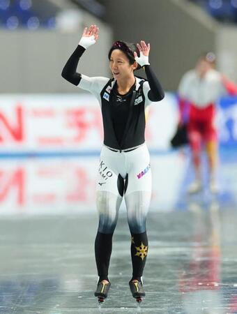 　レースを終え笑顔で手を振る高木美帆