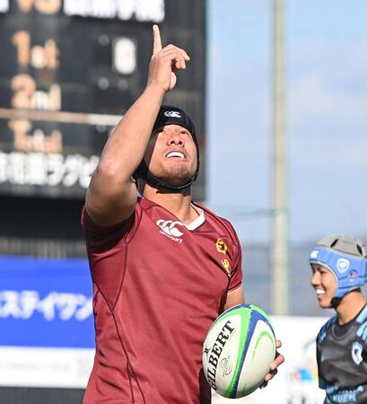 　前半、先制トライを決めポーズを決める目黒学院のロケティ・ブルースネオル（撮影・西田忠信）