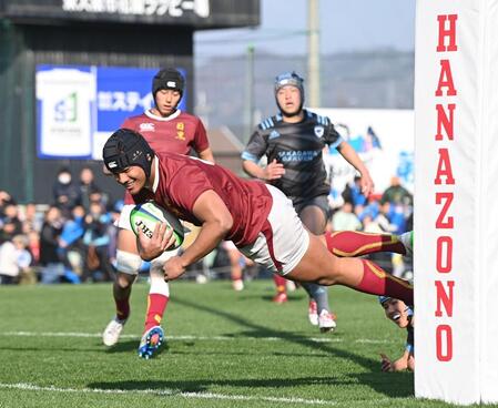 　前半、先制トライを決める目黒学院のロケティ・ブルースネオル（撮影・西田忠信）