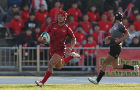 　後半、悠々とトライを決める流通経大柏・高梨大悟（左）＝撮影・中田匡峻