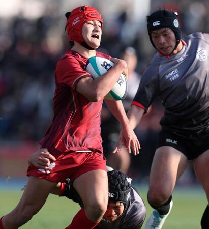 　前半、相手の守りを突っ切り、トライを決めた流通経大柏・荻原千城（撮影・中田匡峻）