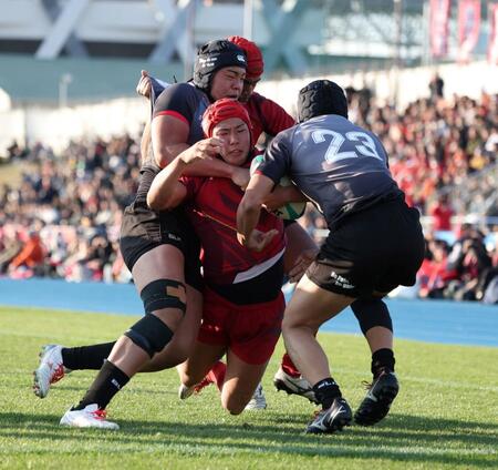 　後半、トライ直前で激しいプレーを見せる名古屋フィフティーンと流通経済大柏フィフティーン（撮影・中田匡峻）