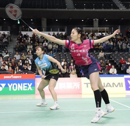 　準々決勝で勝利した志田千陽（右）、五十嵐有紗組（撮影・西岡正）