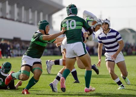 　専大松戸-秋田工　後半、突進する秋田工・菅原巧（右から２人目）。右端は川瀬＝花園