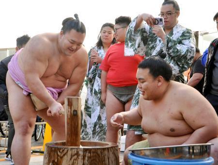 　餅つきをする朝乃山（左）＝２８日、東京都墨田区の高砂部屋