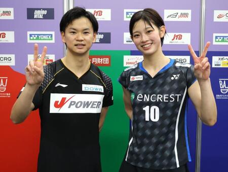 　試合後、ポーズをとる渡辺勇大（左）と田口真彩（撮影・西岡正）