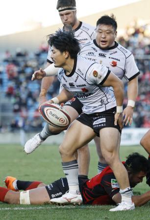 　横浜-ＢＬ東京　後半、自身２本目のトライを決めたＢＬ東京・高橋（手前）＝秩父宮