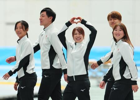 　ミラノ・コルティナ冬季五輪のスピードスケート日本代表発表を終え、笑顔で引き揚げる（前列左から）高木美帆、佐藤綾乃、堀川桃香（後列同）新濱立也、山田和哉