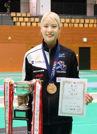 　女子サーブルで２年連続５度目の優勝を果たした江村美咲＝東京都港区ＳＣ