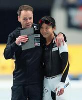 　女子１５００メートルのレースを終えヨハン・デビットコーチ（左）と喜ぶ高木美帆