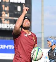 　前半、先制トライを決めポーズを決める目黒学院のロケティ・ブルースネオル（撮影・西田忠信）