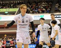 　ポイントが入り、ガッツポーズする高橋藍（撮影・中野裕美子）