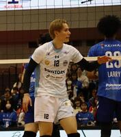 　ポイントが入り、ガッツポーズする高橋藍（撮影・中野裕美子）