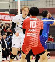 　ポイントが入り、ガッツポーズする高橋藍（撮影・中野裕美子）