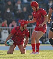 　後半、トライを決め笑顔を見せる流通経大柏・高梨大悟（左）＝撮影・中田匡峻