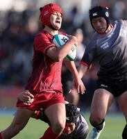 　前半、相手の守りを突っ切り、トライを決めた流通経大柏・荻原千城（撮影・中田匡峻）